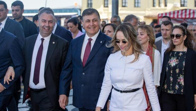 İzmir’de Cemil Tugay görevi Tunç Soyer’den devraldı