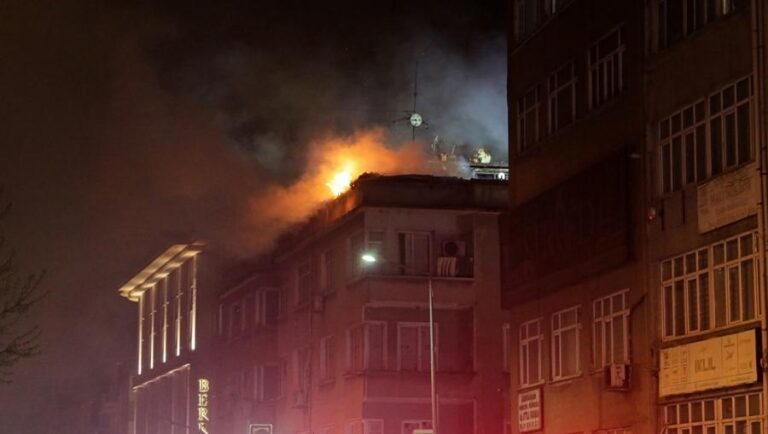 Fatih’te çatı yangını