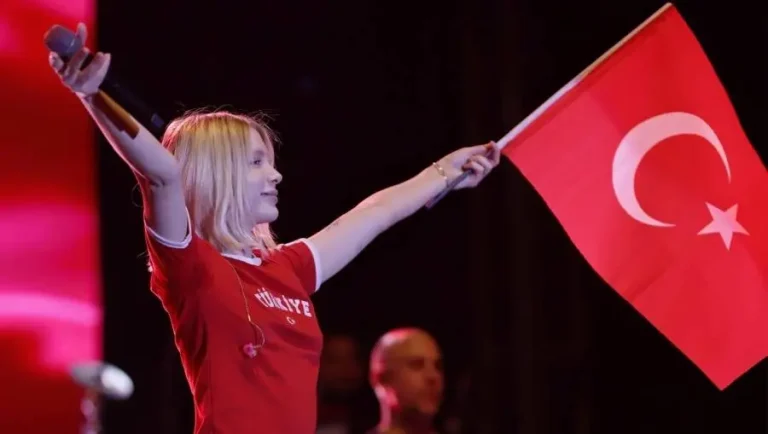 Aleyna şarkıları, dans ekibi ve enerjisiyle unutulmaz bir gece yaşattı