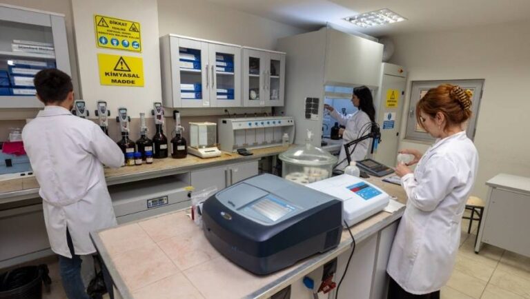 ‘İzmir’de musluklardan içilebilir su akıyor’