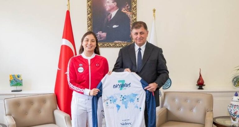 İlklere İmza Atan İzmirli Yüzücü Başkan Tugay’la Buluştu