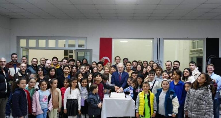 Burhaniye Kent Tiyatorsu 25. Yılını Coşkuyla Kutladı