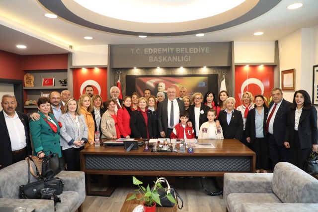 Başkan Ertaş vatandaşlarla kucaklaştı