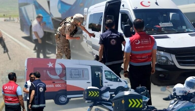 Düzensiz Göçe Büyük Operasyon: 15 Kaçakçı ve 446 Göçmen Yakalandı!