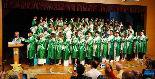 KOSTÜ’de tarihi an: Diş Hekimliği Fakültesi ilk mezunlarını verdi