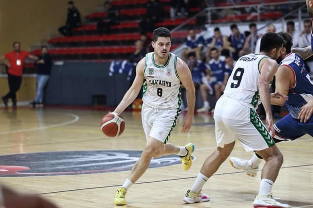 Sakarya Büyükşehir Basketbol oyuncusu, Eskişehir karşılaşmasında top sürüyor.