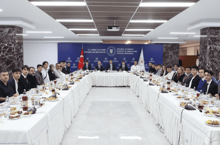 Bakan Bayraktar, Enerjide Yerli Kaynaklar ve İnsan Gücünün Önemini Öğrencilerle Ankara'da Değerlendirdi