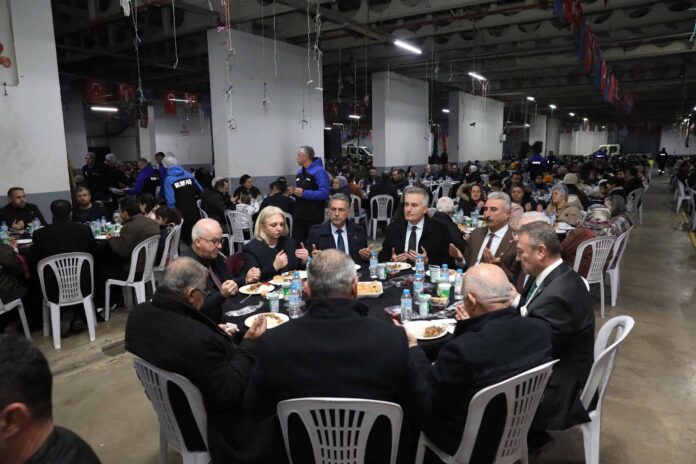 Bursa Büyükşehir Belediyesi Gemlik'te Düzenlediği İftar Sofrasında Vatandaşlarla Buluştu