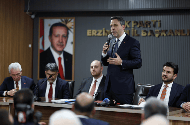 Bakan Bayraktar Erzincan'da: Türkiye'nin Birliği ve Ekonomik Dayanıklılığı Vurgulandı