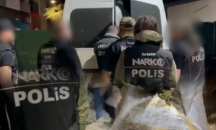 İzmir Torbalı’da Araçta 1,3 Ton Skunk ve 57 Bin Uyuşturucu Hap Ele Geçirildi